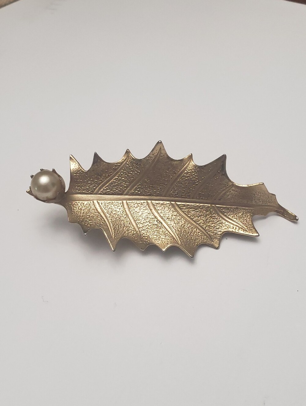 VINTAGE Goldtone Metal Leaf W/ Faux Pearl Hair Clip Barette Scarf Clip